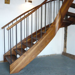 offene Treppe mit Krümmling aus Nussbaum